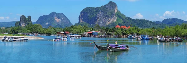 Krabi, Tailândia, Jan 12,2015: Barco tradicional de cauda longa tailandês — Fotografia de Stock