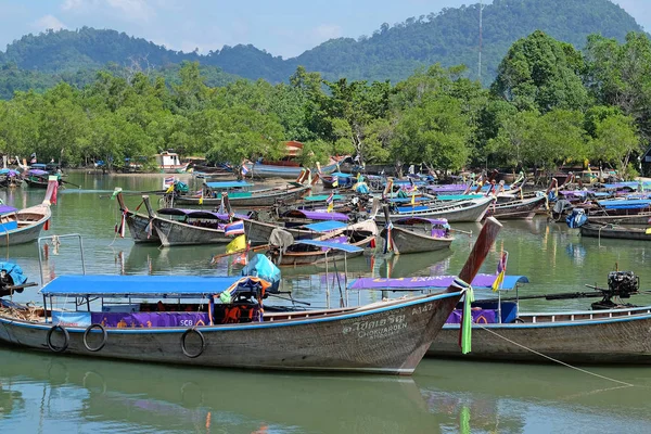 Krabi, Tailandia, 12 ene 2015: Barco tradicional tailandés de cola larga — Foto de Stock