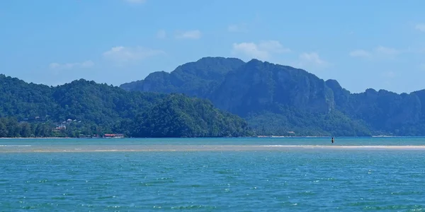 Turisztikai Thaiföldön, Asia a strandon. Bambusz sziget Thailan — Stock Fotó