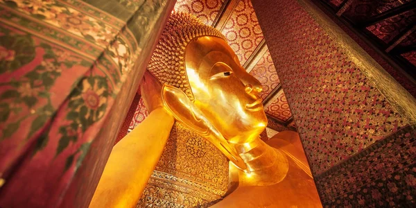 Statua reclinabile in oro Buddha, Wat Pho, Bangkok, Thailandese — Foto Stock