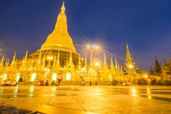 Shwedagon Pagoda reparação a cada cinco anos de cada vez, de modo a não — Fotografia de Stock