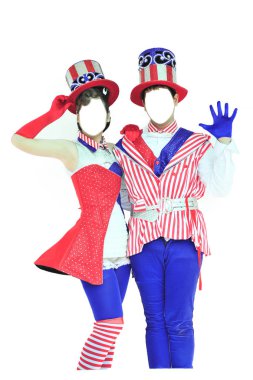 deri pantolon ve Amerikan bayrağı forması giyen modeli