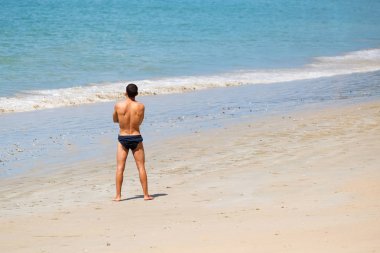 Genç adam yalnız ile sahilde