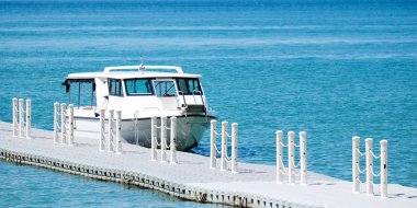 Sürat teknesi limanda yüzen.