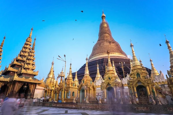 Shwedagon réparation de la pagode tous les cinq ans à la fois afin de ne pas — Photo