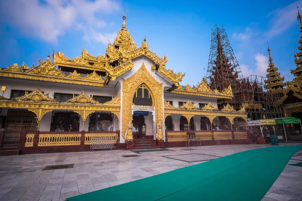 Shwedagon réparation de la pagode tous les cinq ans à la fois afin de ne pas — Photo