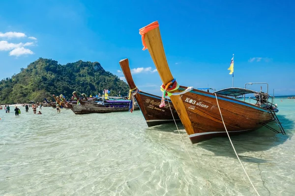 Turista en la playa en Tailandia, Asia. Isla de Bambú en Tailandés — Foto de Stock