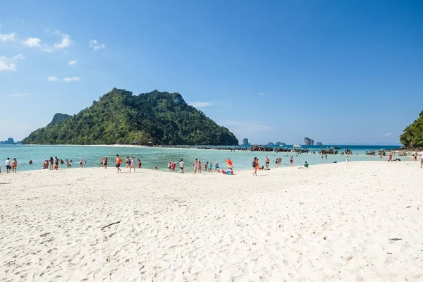Turist på stranden i Thailand, Asien. Bamboo Island i Thailan — Stockfoto