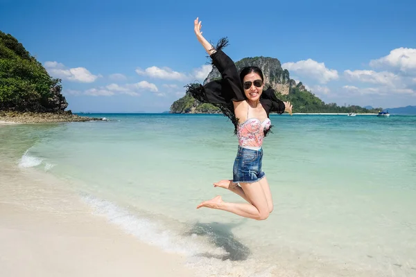 Vacaciones de verano y vacaciones - chicas saltando en la playa — Foto de Stock