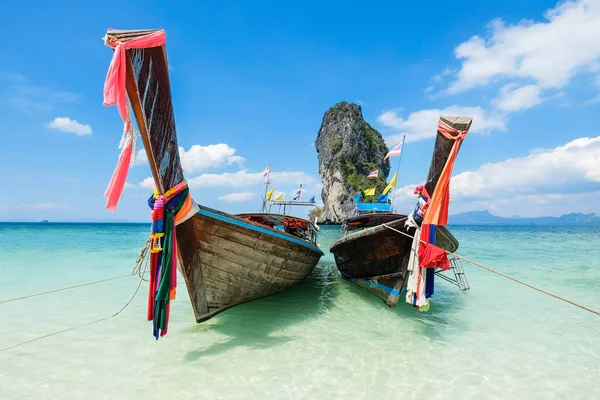 Thailändska fiskebåtarna och landmärke på Po-da island, Krabi Province, — Stockfoto