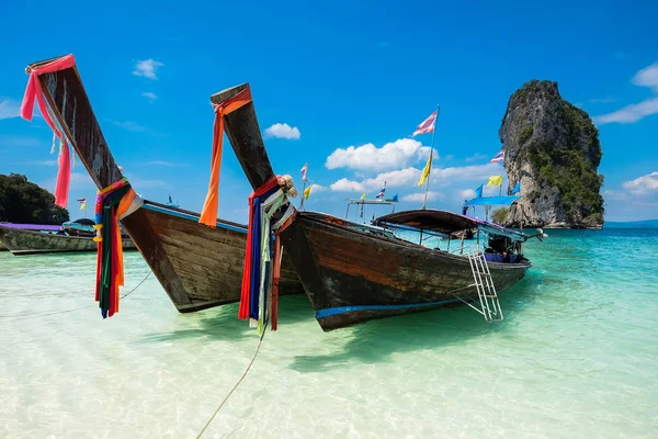 Barcos tailandeses de pesca y punto de referencia en la isla de Po-da, provincia de Krabi , — Foto de Stock