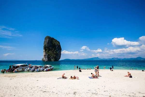 19 de enero de 2014: Turista en la playa de Tailandia, Asia. Po-da Isla — Foto de Stock