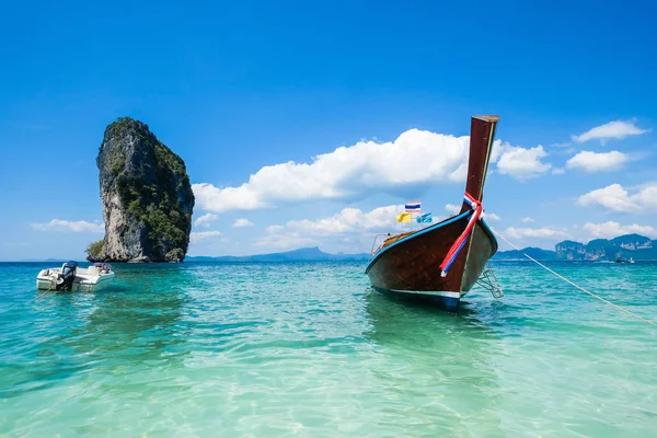 Barcos tailandeses y punto de referencia en la isla de Po-da, provincia de Krabi, Andamán — Foto de Stock