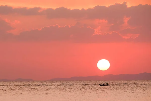 Човен на океані на заході сонця — стокове фото