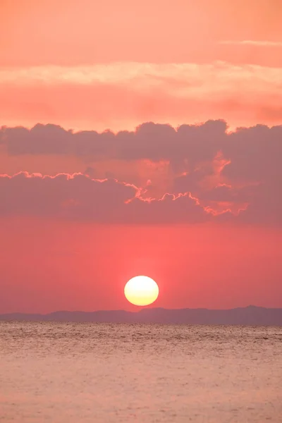 Scénický pohled na krásný západ slunce nad mořem — Stock fotografie