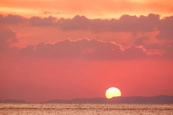 Vista panorámica de la hermosa puesta de sol sobre el mar — Foto de Stock