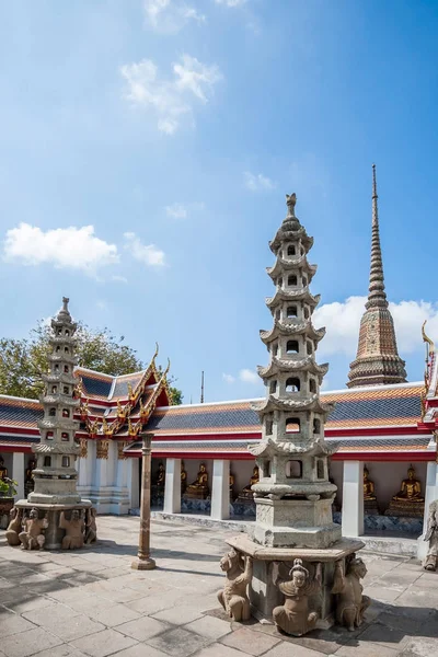 Wat Arun et son architecture sophistiquée à la lumière du jour — Photo