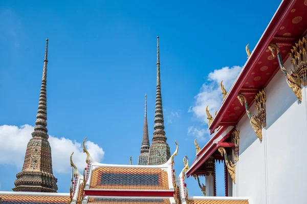 Wat Arun y su sofisticada arquitectura a la luz del día — Foto de Stock