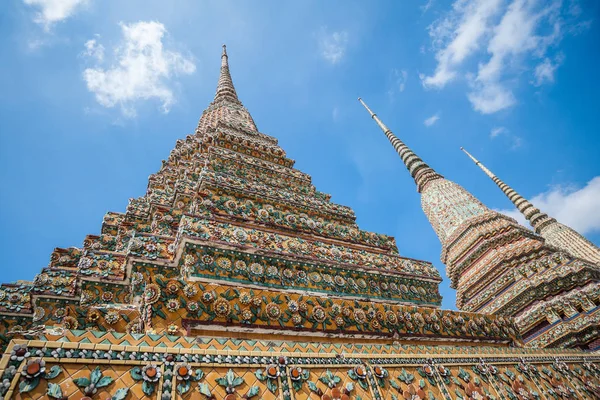 Wat arun und seine raffinierte Architektur bei Tageslicht — Stockfoto