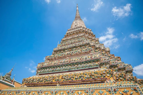 Wat Arun et son architecture sophistiquée à la lumière du jour — Photo