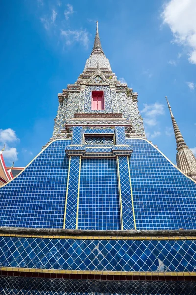 Wat Arun et son architecture sophistiquée à la lumière du jour — Photo