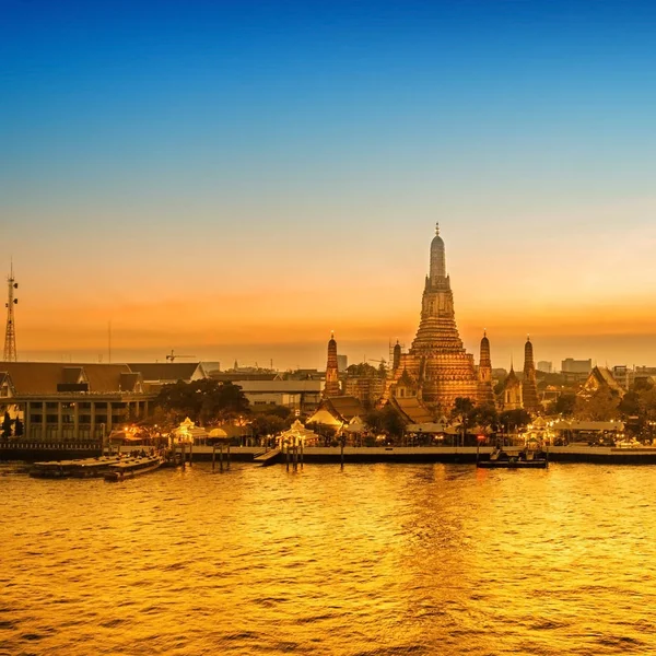 Wat Arun noite vista Templo em Bangkok, Tailândia — Fotografia de Stock