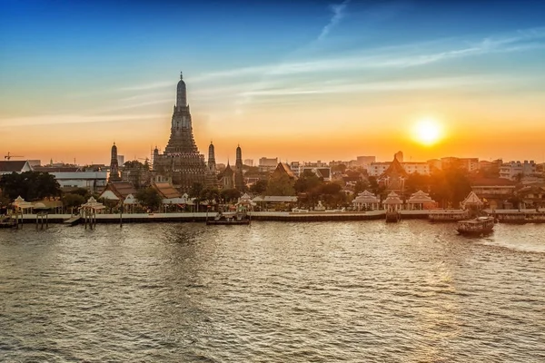 Wat Arun vista nocturna Templo en Bangkok, Tailandia — Foto de Stock