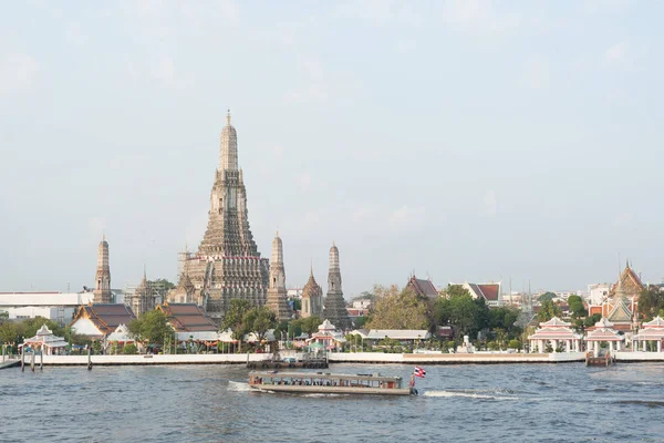 Wat Arun e la sua sofisticata architettura nella luce del giorno — Foto Stock