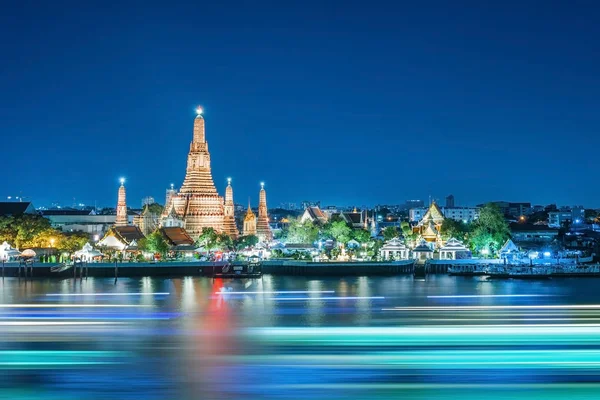 Wat Arun vista nocturna Templo en Bangkok, Tailandia — Foto de Stock