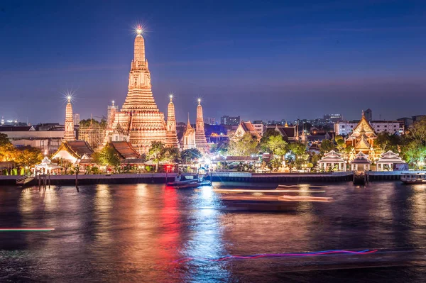 Wat Arun vista nocturna Templo en Bangkok, Tailandia — Foto de Stock