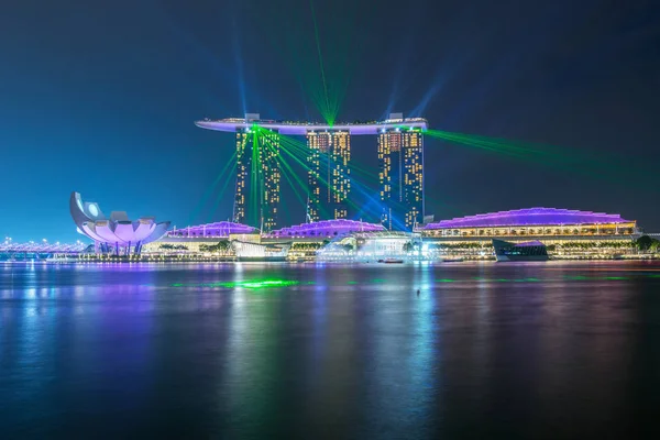 CINGAPORE 9 de maio: Maravilhoso show de laser na Marina Bay waterfr — Fotografia de Stock