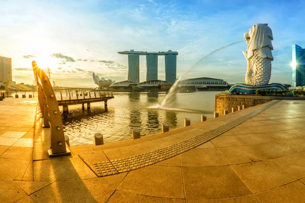 SINGAPUR - 10 de mayo: La fuente Merlion frente al puerto deportivo — Foto de Stock