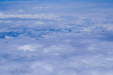 dağ manzarası. uçak penceresinden görüntülemek
