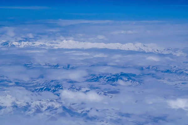 Paisagem da Montanha. vista da janela do avião — Fotografia de Stock