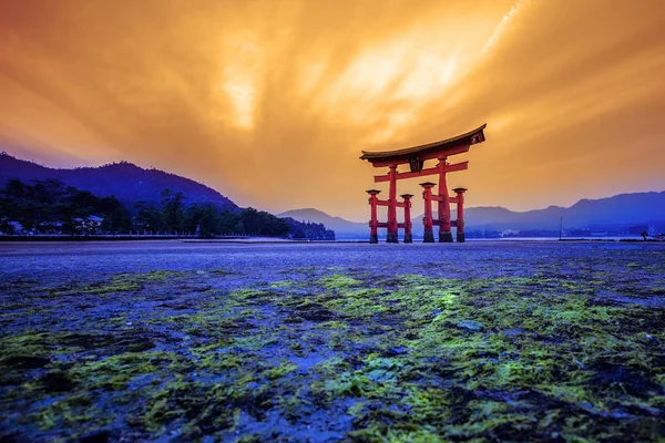 Tori à Hiroshima Japon et ciel doré — Photo