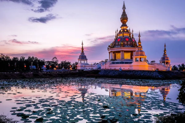 Tempio in Thailandia khonkaen punti di riferimento (Wat-tung-sad-tee ) — Foto Stock