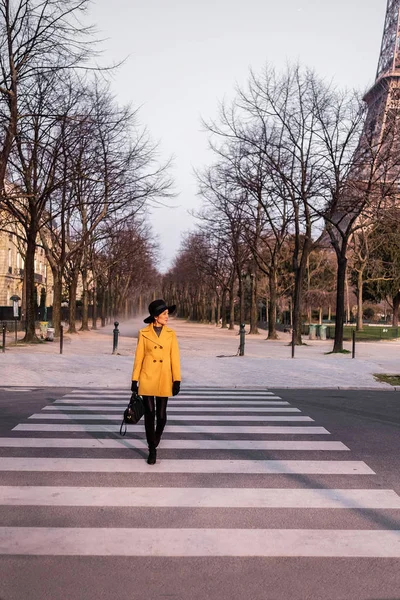 Vacker flicka korsar gatan i paris, Frankrike — Stockfoto