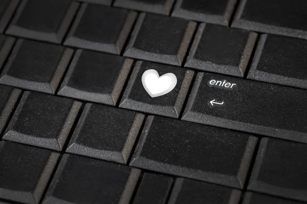 Tampilan close-up pada papan ketik konseptual - Kunci hijau dengan simb jantung — Stok Foto