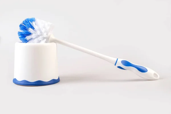 Blå toalettbørste av plast isolert på hvit ryggstøtte – stockfoto