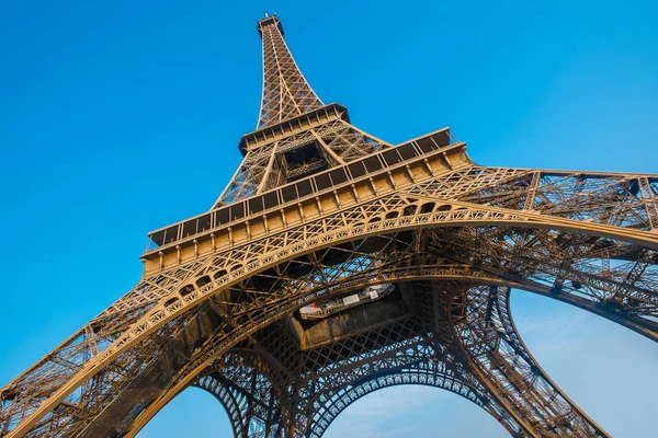 Tour Eiffel avec arbre de printemps à Paris, France — Photo