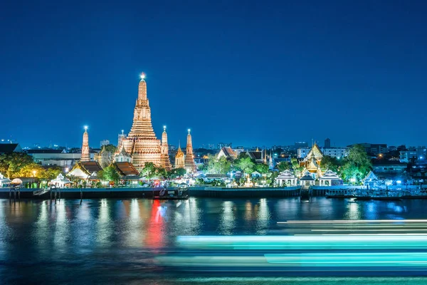 Wat Arun vista nocturna Templo en Bangkok, Tailandia — Foto de Stock