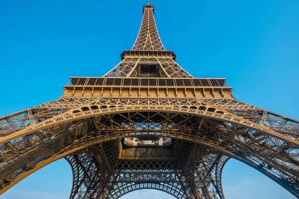 La tour Eiffel est le monument le plus visité de France . — Photo