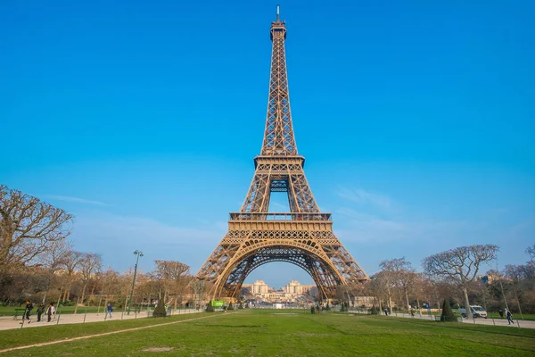 La tour Eiffel est le monument le plus visité de France . — Photo