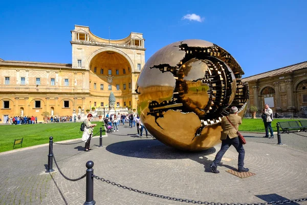 VATICANO - MARÇO 24: Esfera de instalação moderna dentro da Esfera por — Fotografia de Stock