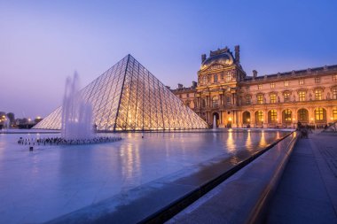 Paris, Fransa - 21 Mart: büyük cam piramit ve Louvre Müzesi 21 Mart 2015 tarihinde ana avlusu. Louvre Müzesi dünyanın en büyük müzelerinden biridir