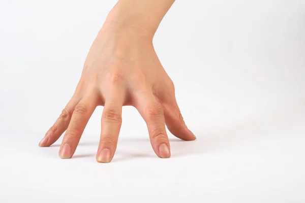 Рука жінки ізольована на білому тлі з відсічним контуром — стокове фото