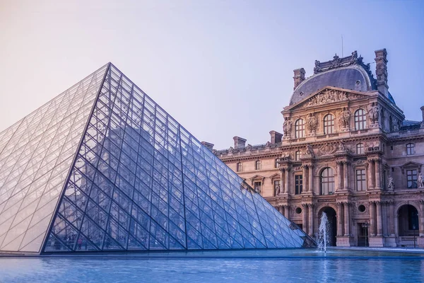 PARÍS, FRANCIA 21 de marzo: La gran pirámide de vidrio y el patio principal del Museo del Louvre el 21 de marzo de 2015. El Museo del Louvre es uno de los museos más grandes del mundo — Foto de Stock