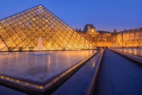 PARÍS, FRANCIA 21 de marzo: La gran pirámide de vidrio y el patio principal del Museo del Louvre el 21 de marzo de 2015. El Museo del Louvre es uno de los museos más grandes del mundo — Foto de Stock