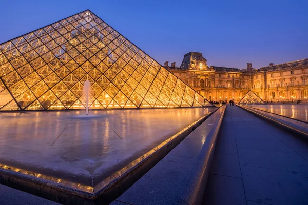 PARIS, FRANCE- March 21: The large glass pyramid and the main courtyard of the Louvre Museum on march 21, 2015. The Louvre Museum is one of the largest museums of the world — Stock Photo, Image