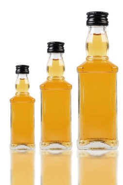 Viski alt beyaz arka plan üzerinde